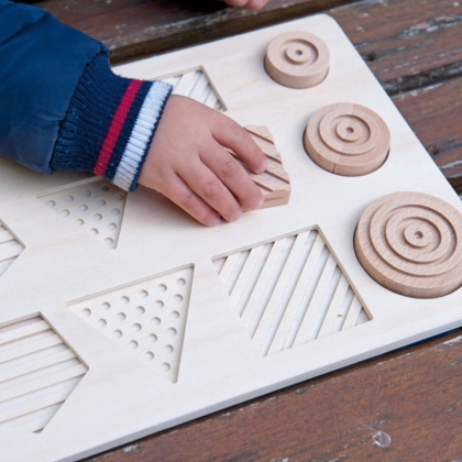 εκπαιδευτικό παζλ, ξύλινο παζλ, παιχνίδι αφής και γεωμετρικά σχήματα, andreu toys